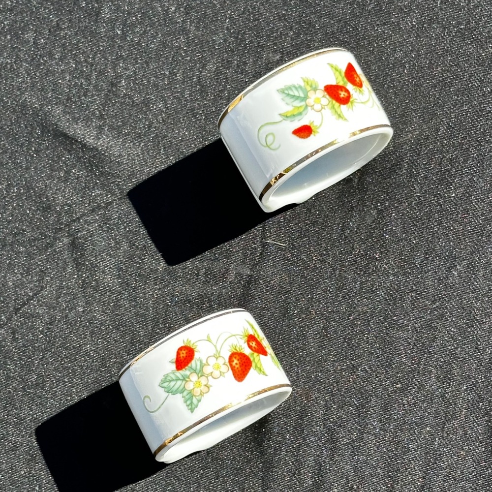 Avon Napkin Rings Set of 2 White Strawberry Fruit Brazil Porcelain Vintage Good